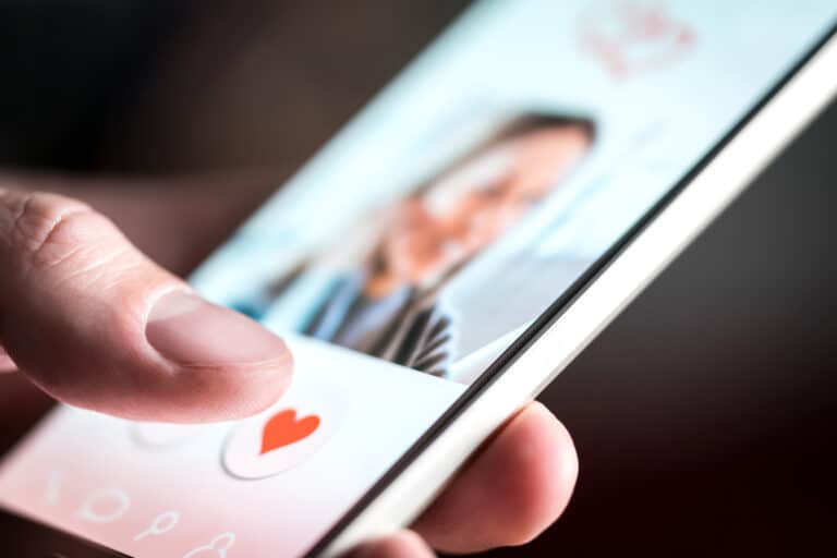Har du opplevd nett-dating svindel? Da vil TV2 hjelper deg ha kontakt med deg