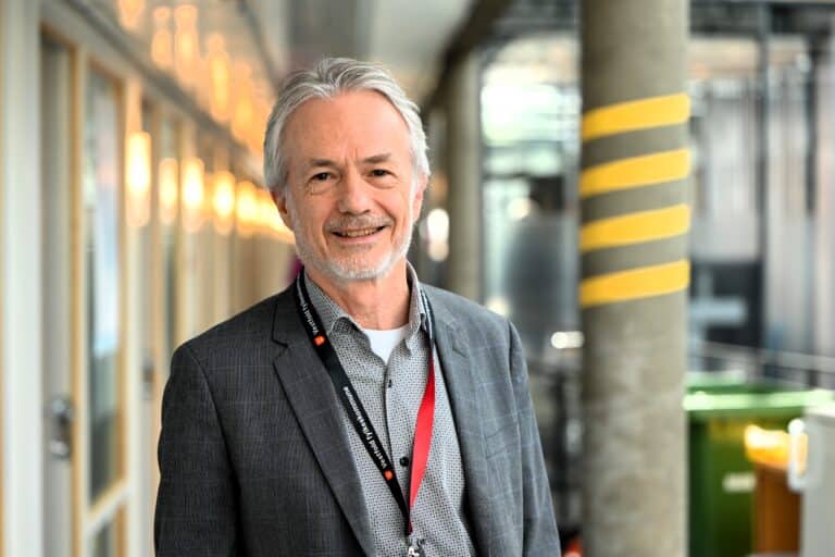 Gutter faller bak jentene på skolen. Hva kan årsaken være?