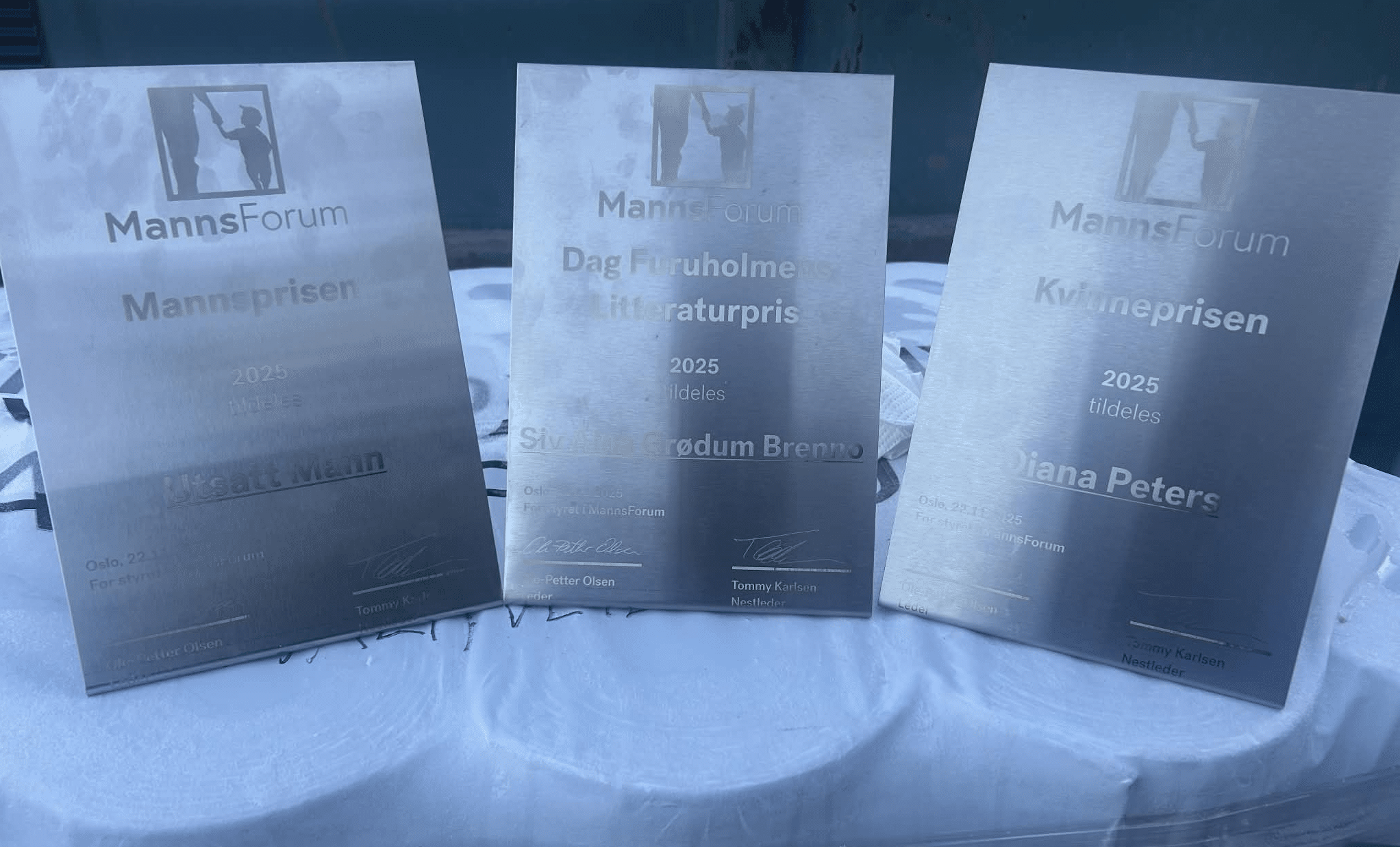 Prisene for 2025 - på rekke og rad. Foto: Ole Georg Bysheim/MannsForum