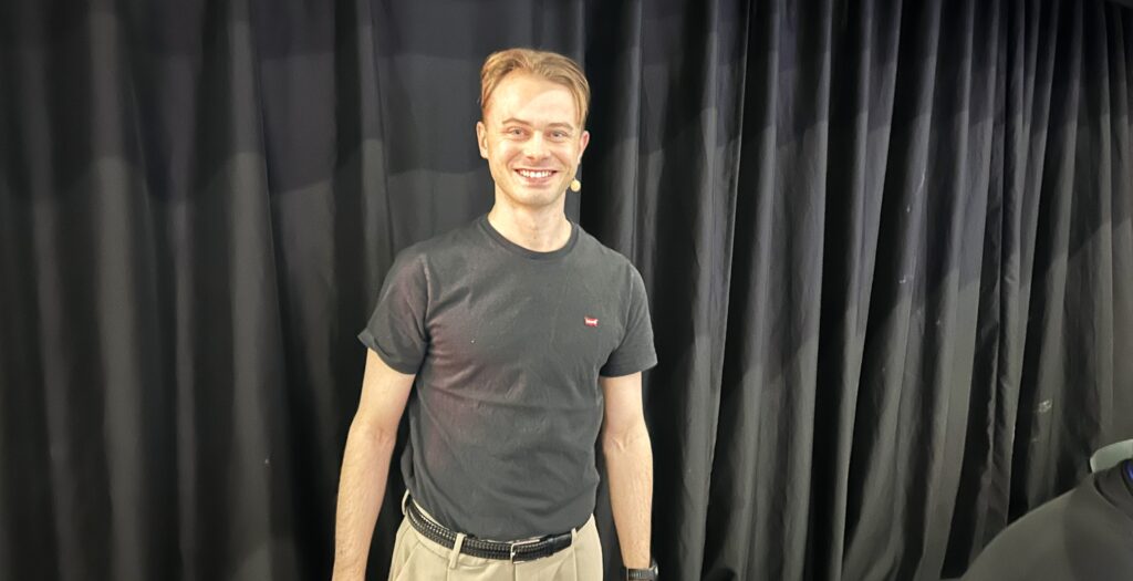 – Jeg trodde jeg skulle bli jækla god, sa Stian Grastveit fra scenen. I stedet begynte han å grave seg ned i en grøft han ikke selv så. Foto: Magne Hagberg