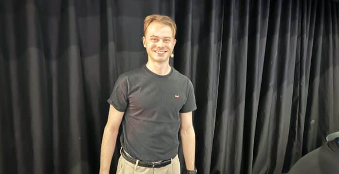 – Jeg trodde jeg skulle bli jækla god, sa Stian Grastveit fra scenen. I stedet begynte han å grave seg ned i en grøft han ikke selv så. Foto: Magne Hagberg