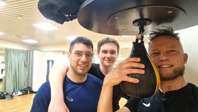 Fv. Antony Chapman er trener i klubben, Nikita er utøver og ved bokseputa ser vi Stian André Hammersvik, styreleder i Alta bokseklubb.