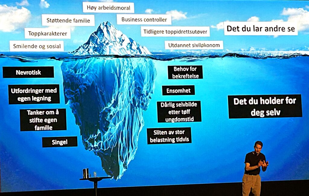 Under foredraget brukte Stian Grastveit isfjellet som bilde på det som ikke synes. Selv da han var på sitt mørkeste, var han ikke alene – han var ikke singel – noe samboeren minnet ham på. Likevel følte han seg fullstendig isolert under overflaten. Foto: Magne Hagberg