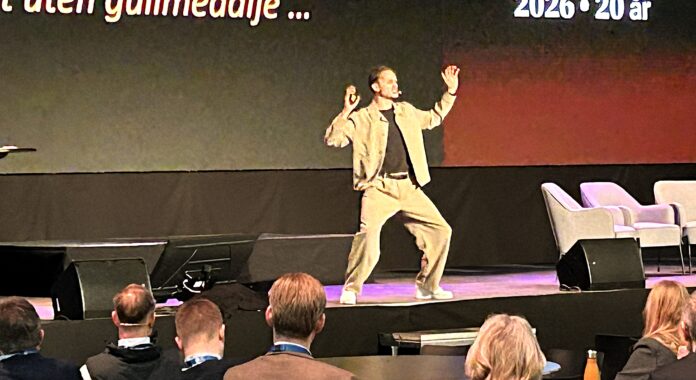 På scenen på Gardermoen demonstrerte Stian Grastveit sin egen «seiersdans» – en privat markering han har hatt siden barndommen. Små seire, sa han, må feires. Ellers blir de usynlige. Foto: Magne Hagberg