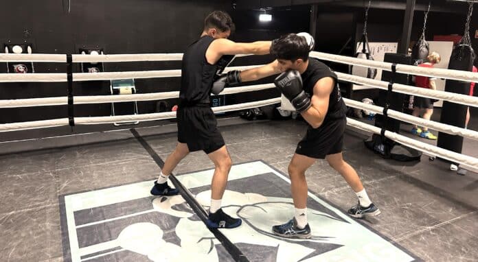 Gjennom boksing skapes struktur, relasjoner og mestring i hverdagen, særlig for unge menn som ellers står uten tydelige sosiale rammer. Foto: Hamar Bokseklubb