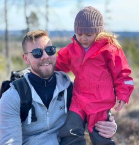 Robert Jansen og hans yngste datter Thalia på tur. Foto: privat