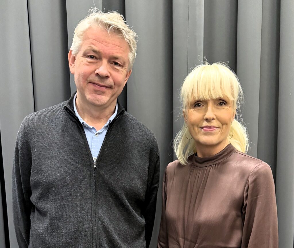 Marius Råkil og Ingunn Rangul Askeland i Alternativ til Vold møter menn som må ta ansvar for egen vold – og forstå hva som ligger bak. Foto: Alternativ til Vold