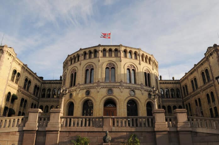 Stortinget har vedtatt å utvide forbudet mot ekteskap mellom nære slektninger. Foto: Stortinget
