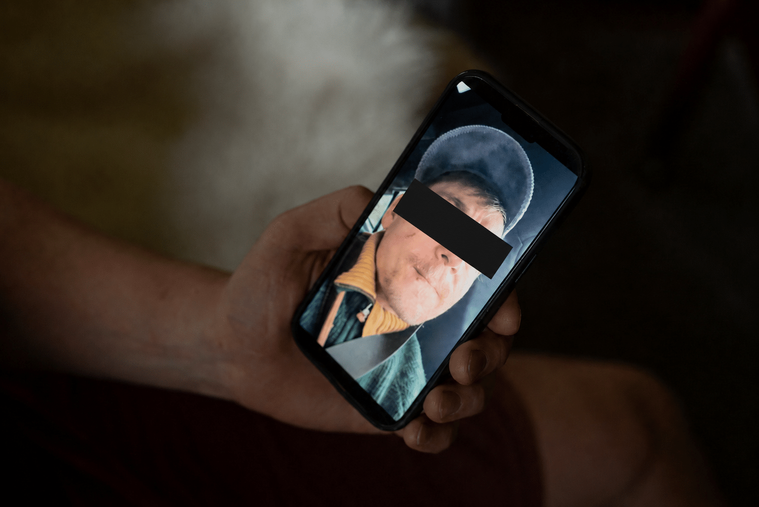 FILMET VOLDEN: Da «Fredrik» ble klort i ansiktet mens han kjørte, startet han kameraet på telefonen som sto i en holder i bilen. Fredrik mener dette burde vært behandlet som et sentralt, tidsnært bevis. I de senere sakkyndige vurderingene og i foreldretvisten ble oppmerksomheten i stedet rettet mot hvorfor han dokumenterte hendelsen, og dokumenteringen ble knyttet til påstander om at han fremprovoserte situasjoner eller samlet materiale for å bruke mot kona.