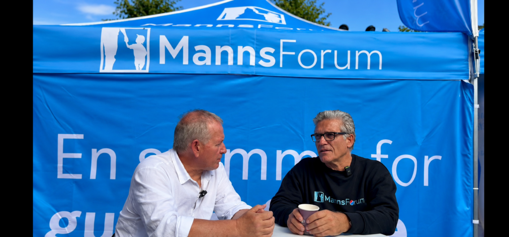 Likestilling på alle plan: MannsForum-leder Øivind Østberg i samtale med Hans Petter Goller under Arendalsuka 2026. Samtalen spenner fra prinsippet om like rettigheter og en kjønnsnøytral likestillingslov til forskjeller i straffutmåling, foreldreskap og familieliv, selvmord og menns helse. Østbergs budskap er at likestilling må gjelde begge kjønn – også på samfunnsområder der gutter og menn kommer dårligst ut.