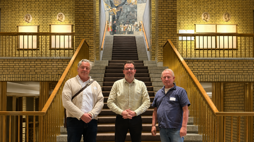 Bildetekst: Gard Wiik Hurum (til venstre), stortingsrepresentant Benjamin Jakobsen (Ap) og Hans Petter Goller på Stortinget 24. august 2026.