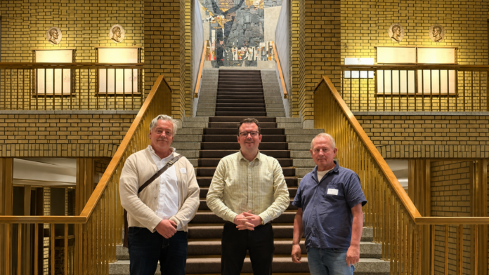 Bildetekst: Gard Wiik Hurum (til venstre), stortingsrepresentant Benjamin Jakobsen (Ap) og Hans Petter Goller på Stortinget 24. august 2026.