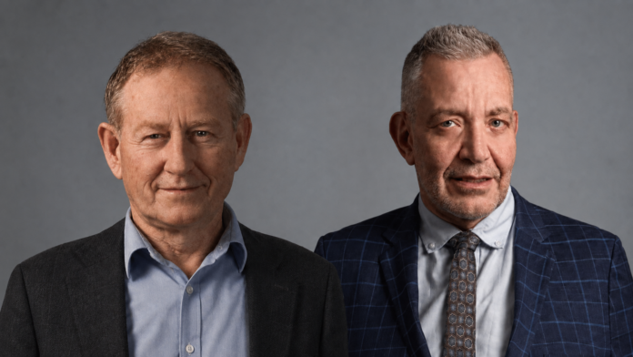 STATENS PLIKTER: Hans Petter Goller i samtale med advokat Magne Ørstavik under Arendalsuka 2026. Ørstavik mener myndighetene må gripe inn raskere når et barn isoleres fra en forelder, før manglende kontakt utvikler seg til et varig relasjonsbrudd.