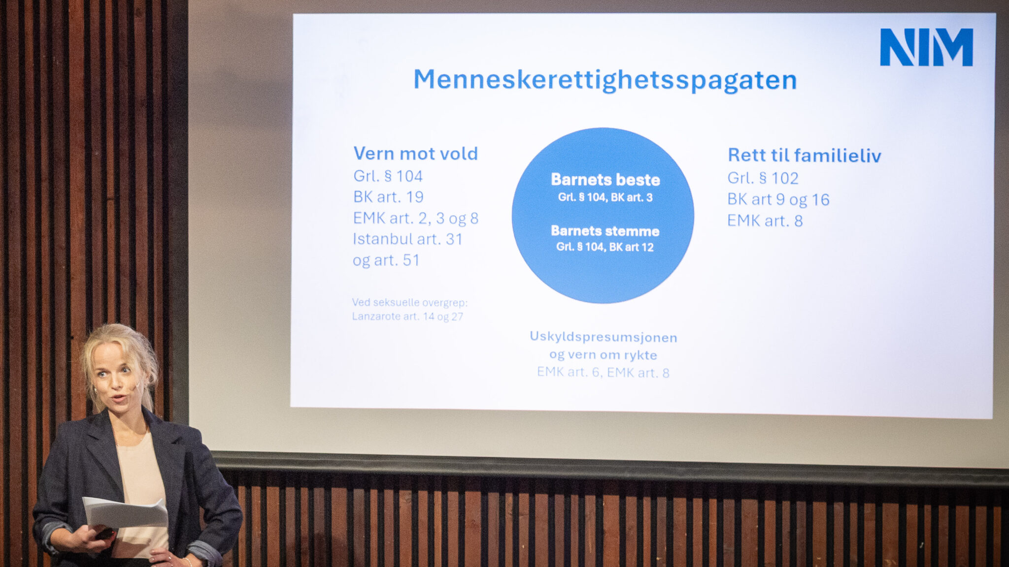 MENNESKERETTIGHETSSPAGATEN: NIM-jurist Pernille Borud beskrev risikoen for menneskerettsbrudd i begge retninger: «Staten kan krenke menneskerettighetene både ved å gripe for sterkt inn i familielivet uten tilstrekkelig grunnlag, og ved å beskytte barnet eller den voldsutsatte forelderen for lite.»