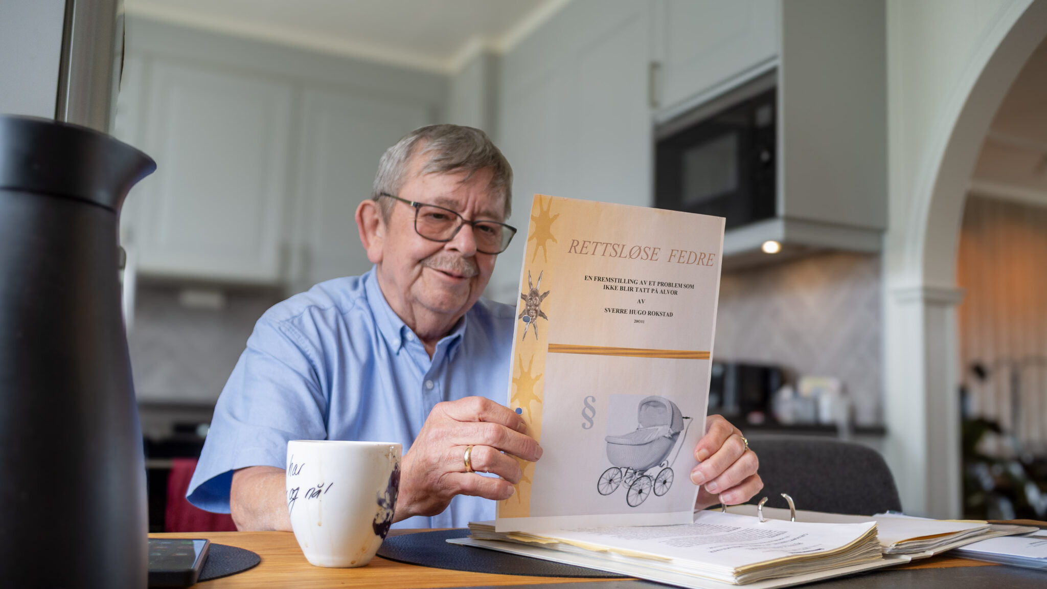 DOKUMENTASJONEN: Heftet «Rettsløse fedre» fra 2001 var en del av materialet Sverre Hugo Rokstad utarbeidet i kampen for å endre farskapsreglene. Foto: Bjørn Joachimsen.