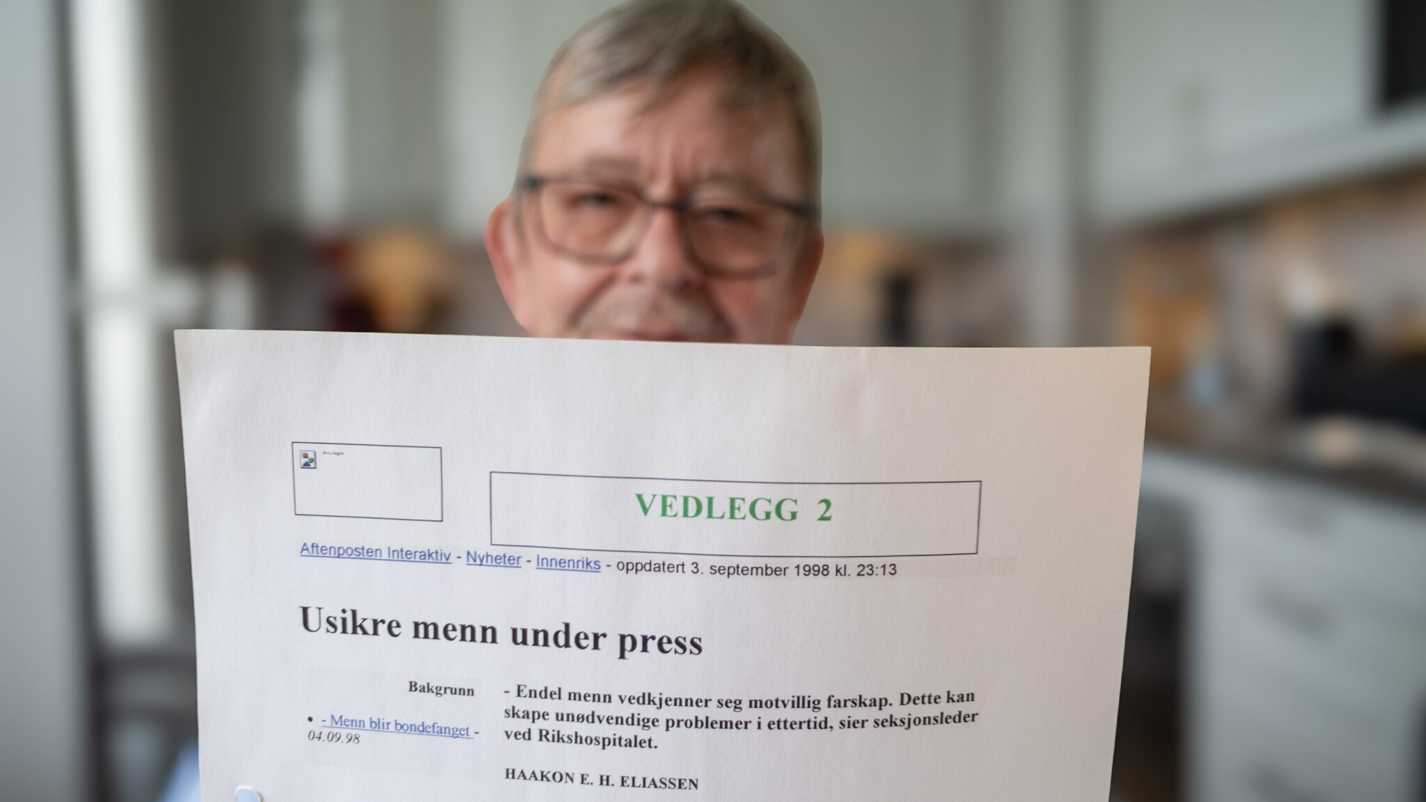 ARKIVET: Gamle avisutklipp, brev, stortingsdokumenter og egne utredninger fyller mappene Rokstad har tatt vare på. Et Aftenposten-oppslag om «Usikre menn under press» er blant dokumentene fra den tidlige fasen av kampen. Foto: Bjørn Joachimsen.
